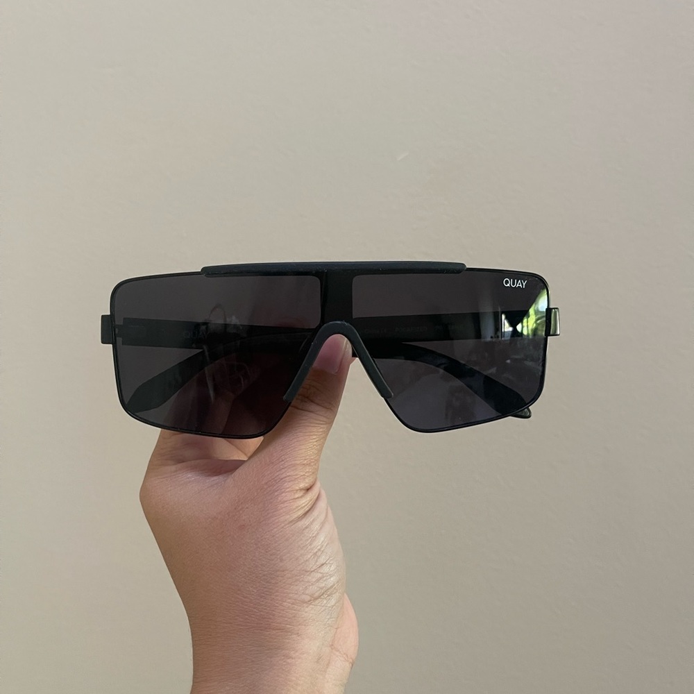 QUAY PREGAME SUNGLASSES
